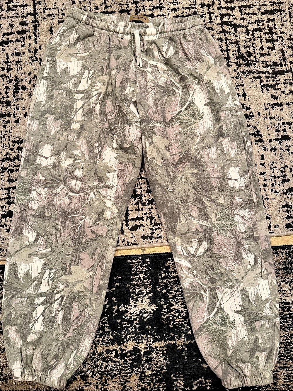 Men’s size large Camo Jogger Pants in Green & Gray